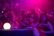 Vorne, L-R: Sydney Sweeney als Cassie Howard, Maude Apatow als Lexi Howard, Barbie Ferreira als Kat Hernandez