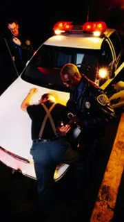 ie Dokumentationsreihe zeigt die spektakulärsten Fälle der amerikanischen Polizei, die alle eines gemeinsam haben: Sobald sie an einen Tatort gerufen werden, beginnt für die Ermittler ein Wettlauf mit der Zeit. Finden sie in den ersten 48 Stunden keinen entscheidenden Hinweis, verringert sich ihre Chance, ein Verbrechen zu lösen, um die Hälfte.