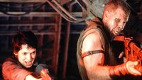 Der Weltraumschmuggler Johner (Ron Perlmann) und die geheimnisvolle Call (Winona Ryder) wehren sich gegen die Aliens mit Waffengewalt.