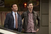 Charles Boyle (Joe Lo Truglio, l.); Jake Peralta (Andy Samberg, r.)