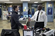 Jake Peralta (Andy Samberg, l.); Captain Ray Holt (André Braugher, r.)