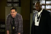 Jake Peralta (Andy Samberg, l.); Captain Ray Holt (André Braugher, r.)