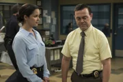 Amy Santiago (Melissa Fumero, l.); Charles Boyle (Joe Lo Truglio, r.)