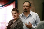 Camila Santiago (Bertila Damas, l.); Victor Santiago (Jimmy Smits, r.)