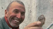 Erfahrene Männer suchen nach Millionen Jahre alten Edelsteinen.