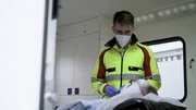 Die Ausbildung zum Sanitäter und zur Sanitäterin verlangt einem einiges ab. Dazu gehört viel Mut und die Bereitschaft, Menschen zu helfen. Wie kommen die Azubis mit Reanimation und Todesfällen klar? Können sie Arbeit und Privates trennen? Foto: Konstantin