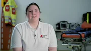 Die Ausbildung zum Sanitäter und zur Sanitäterin verlangt einem einiges ab. Dazu gehört viel Mut und die Bereitschaft, Menschen zu helfen. Wie kommen die Azubis mit Reanimation und Todesfällen klar? Können sie Arbeit und Privates trennen? Foto: Julia