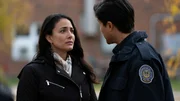 L-R: Diane Evans (Nicola Correia-Damude) und Owen Beckbie (Meegwun Fairbrother)