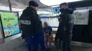 Messerattacke am Bahnhof, Polizisten befragen Opfer