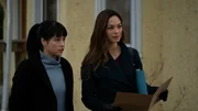 L-R: Luna Spence (Star Slade) und Joanna Hanley (Kristin Kreuk)