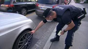 Polizist bei der Suche einen Wagen