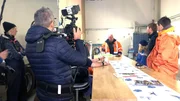 Einsatzleiter Frank Diestel (M.) bespricht mit seiner Crew den bevorstehenden Taucheinsatz.