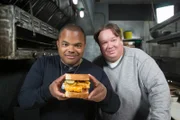 Roger Mooking (l.)