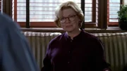 Nora Lewin (Dianne Wiest)