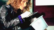 Detective Stella Bonasera (Melina Kanakaredes) nimmt sich den Staubbeutel vor. Wird sie fündig und einen Beweis für den Mord entdecken?