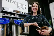 Inside Hotel Chocolat (1)
Chocolatier Kiri Kalenko präsentiert ihre neueste Kreation.
SRF/BBC