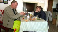 Der Haussegen hängt mal wieder schief: Willi und Carola haben keinen Strom mehr und die Zwangsräumung droht. Der Haussegen hängt mal wieder schief: Willi und Carola haben keinen Strom mehr und die Zwangsräumung droht.