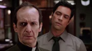 Ist Pater Chris Shea (Denis O'Hare, l.) wirklich ein Kinderschänder? Detective Amaro (Danny Pino) ist sich nicht sicher, was er glauben soll.