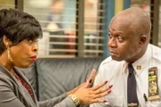 Niecy Nash (Debbie Holt), André Braugher (Ray Holt).