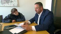 Weil Stromrechnungen offen sind, haben Carola und Willi zur Zeit keine Elektrizität mehr. Säumige Mietzahlungen für ihre Wohnung machen die Zwangsräumung fast unausweichlich. Kann Berater Alexander Spölgen (re.) dem Paar helfen..? Weil Stromrechnungen offen sind, haben Carola und Willi zur Zeit keine Elektrizität mehr. Säumige Mietzahlungen für ihre Wohnung machen die Zwangsräumung fast unausweichlich. Kann Berater Alexander Spölgen (re.) dem Paar helfen..?
