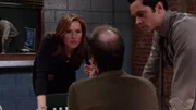 Die Detectives Olivia Benson (Mariska Hargitay) und Nick Amaro (Danny Pino, r.) vernehmen Pater Chris Shea (Denis O'Hare). Hat er sich wirklich an Kindern vergangen?