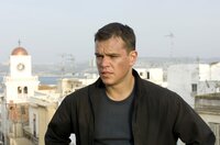 Jason Bourne (Matt Damon) lebt als Mann ohne Heimat und ohne Vergangenheit. Er wurde von Leuten, die er nicht identifizieren kann, einem Drill unterzogen, an den er sich nicht erinnern kann - so wurde aus ihm eine zur höchsten Perfektion entwickelte menschliche Waffe ...