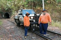 Les und Ivan räumen die Gleise nach Stürmen frei: Mit einem skurrilen Gefährt, das auf Schienen wie auf Straßen fahren kann. Les und Ivan räumen die Gleise nach Stürmen frei: Mit einem skurrilen Gefährt, das auf Schienen wie auf Straßen fahren kann.