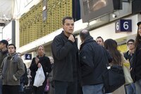 Jason Bourne (Matt Damon, M.) gehörte dem sogenannten Treadstone-Projekt an, einer Geheimorganisation für Elite-Killer. Doch das Projekt scheiterte, und seine ehemaligen Vorgesetzten sind nun bemüht, alle Spuren zu vertuschen, sprich: Bourne zu liquidieren.