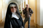 Schwester Maria, l.; Johnny, r.
