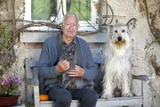 ARD/HEITER BIS TÖDLICH - FUCHS UND GANS, neue Krimiserie (8 Folgen), Folge 1 "12 Uhr Mittags", am Donnerstag (20.09.12) um 18.50 Uhr im Ersten. Urban Fuchs (Peter Bongartz), frühpensionierter, kauziger Kriminalhauptkommissar lebt mit seinem Hund Herr Kaiser und Katze Cassandra in dem romantischen Stadtrandhaus, das Emily Gans von ihrer Tante geerbt hat. Der eigensinnige und eigenbrötlerische Wohngenosse pocht auf sein Wohnrecht auf Lebenszeit und versucht, die neue Eigentümerin und Mitbewohnerin mit Tat und spitzem Wort zu vergraulen.