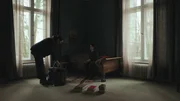 Charlotte (Charlotte Schwab) bringt Luca (Timon Joris Holzmann) sein Gepäck.