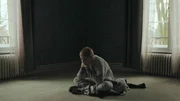 Leonie (Lea Drinda) sitzt im leeren Zimmer auf dem Boden.