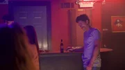 Bundy stalkt Frauen in einer Bar.
