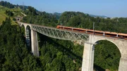 Der Voralpenexpress überquert bei St. Gallen die höchste Eisenbahnbrücke der Schweiz, das Sitter-Viadukt.