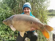 Kanal-Giganten! Jesco Peschutter mit einem 30 Pfund Karpfen aus dem Elbe-Lübeck Kanal.
