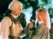 rbb Fernsehen SPUK AUS DER GRUFT, Deutschland 1997, Regie: Günter Meyer, am Montag (30.01.12) um 14:15 Uhr. Eine romantische Liebe verbindet Maja (Saskia Grasemann) und Friedrich von Kuhlbanz (Benjamin Sadler). Das Mädchen hilft dem charmanten Ritter, sich von seinem Fluch zu befreien.