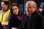 Amy Santiago (Melissa Fumero, l.); Hitchcock (Dirk Blocker, r.)