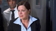 Detective Nick Amaro (Danny Pino) hat den Verdacht, dass ein Angeklagter die Wahrheit sagt. Als dann noch ein bislang unbekanntes Detail ans Licht kommt, steht nun FBI Agent Dana Lewis (Marcia Gay Harden) im Fokus der Ermittlungen.