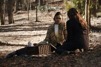 Cleo (Omono Okojie, l.); Hope Mikaelson (Danielle Rose Russell, r.) Cleo (Omono Okojie, l.); Hope Mikaelson (Danielle Rose Russell, r.)