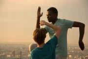 Jeff (Castle Rock Peters, l.) hat seine Freunde überredet, sich mit etwas Hip-Hop vom Prüfungsstress abzulenken. Mit Isaac (Terique Jarrett, r.) übt er auf den Stufen von Sacré Coeur eine Choreographie ein.