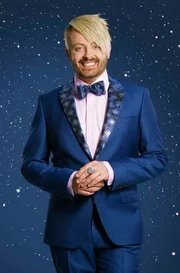 Sänger Ross Antony Schlager, Spiele und INTERAKTIVE Aktionen mit unseren Zuschauern VOR den Bildschirmen sind die Zutaten für 120 unterhaltsame Minuten in Ross Antonys Show-Menü, das er allen Zuschauern live präsentiert.