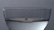 Zeitlupenaufnahme eines Wassertropfens.