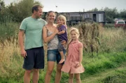 Das Paar Charis und Matthew hat sich für ein Leben als AussteigerInnen entschieden: Gemeinsam mit ihren beiden Kindern leben sie ohne fließendes Wasser auf einer Farm in Wales. Sie versuchen, vollkommen autark zu sein.