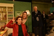 Von links: Rose Just (Hannelore Elsner) platzt unverhofft mitten in die Live-Sendung ihrer Tochter Nina (Marlene Morreis). Roses Lebensgefährte Werner Wittich (Günther Maria Halmer) schaut sich die Szene amüsiert an.