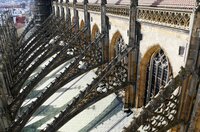 Um die Langhauswände zu stützen, die durch das Gewicht des Daches nach außen gedrückt werden, entwickelte die Gotik das Prinzip der äußeren, stützenden Strebebögen.