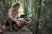 Auf der Farm hält die Familie einige Nutztiere und baut Gemüse an. Ein Windrad und ein Solarpanel sorgen für eine Grundversorgung mit Strom.