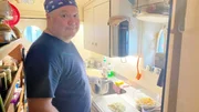 Oleg sorgt als Koch an Bord für vorzügliches Essen.