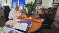 Alex (23, re.) wird vom Arbeitsamt sanktioniert und droht eine Haftstrafe. Nun sucht er rechtlichen Beistand von einem Anwalt. Alex (23, re.) wird vom Arbeitsamt sanktioniert und droht eine Haftstrafe. Nun sucht er rechtlichen Beistand von einem Anwalt.