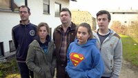 Vater Reinhold (40, Mitte) lebt mit seiner Familie am Existenzminimum – trotz Arbeit. Der eigene Familienbetrieb wirft zu wenig Gewinn ab, die fünfköpfige Familie muss jeden Cent zweimal umdrehen.Vater Reinhold (40, Mitte) lebt mit seiner Familie am Existenzminimum – trotz Arbeit. Der eigene Familienbetrieb wirft zu wenig Gewinn ab, die fünfköpfige Familie muss jeden Cent zweimal umdrehen. Vater Reinhold (40, Mitte) lebt mit seiner Familie am Existenzminimum – trotz Arbeit. Der eigene Familienbetrieb wirft zu wenig Gewinn ab, die fünfköpfige Familie muss jeden Cent zweimal umdrehen.Vater Reinhold (40, Mitte) lebt mit seiner Familie am Existenzminimum – trotz Arbeit. Der eigene Familienbetrieb wirft zu wenig Gewinn ab, die fünfköpfige Familie muss jeden Cent zweimal umdrehen.