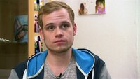 Alex und seine Familie leben ebenfalls vom Staat; er weigert sich für einen Stundenlohn von 8,50 Euro arbeiten zu gehen Alex und seine Familie leben ebenfalls vom Staat; er weigert sich für einen Stundenlohn von 8,50 Euro arbeiten zu gehen